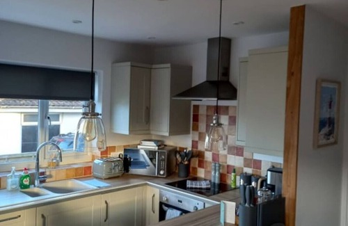 Woolavington Casa | Newly refurbed 2 bedroom bungalow and free parking