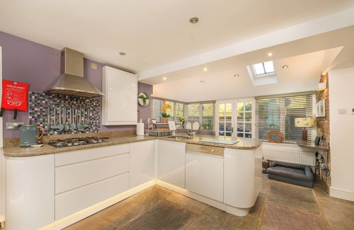 Matlock Casa | Newly refurbished luxury 5 bed riverside house with hot tub and annexe.