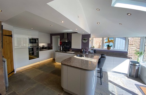 Matlock Casa | Newly refurbished luxury 5 bed riverside house with hot tub and annexe.