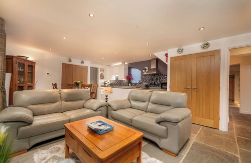Matlock Casa | Newly refurbished luxury 5 bed riverside house with hot tub and annexe.