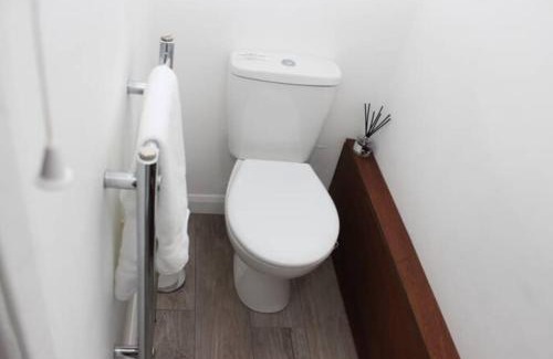 Staines Casa | Newly Refurbished 3 Bed 2.5 Bath House in Staines