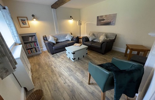 Sutton Maddock Cabaña | Newly refurbished semi-detached cottage set on the banks of the River Severn