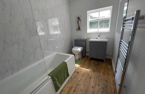 Sutton Maddock Cabaña | Newly refurbished semi-detached cottage set on the banks of the River Severn
