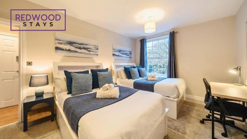 Rushmoor District Apartamento | Newly Refurbished Spacious Serviced Apartment for Contractors and Families, FREE WiFi & Netflix by REDWOOD STAYS
