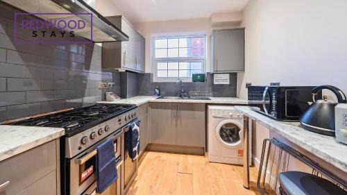 Rushmoor District Apartamento | Newly Refurbished Spacious Serviced Apartment for Contractors and Families, FREE WiFi & Netflix by REDWOOD STAYS
