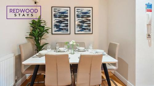 Rushmoor District Apartamento | Newly Refurbished Spacious Serviced Apartment for Contractors and Families, FREE WiFi & Netflix by REDWOOD STAYS