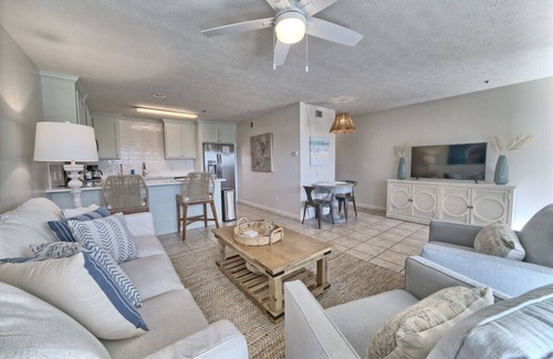 Summer Breeze Condominio | Newly Remodeled Beach Bliss: King Bed & Bunk Twins at Horizon South!