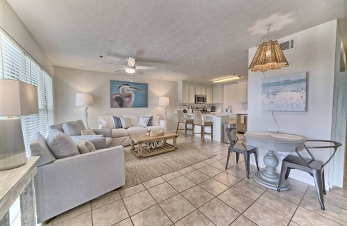 Summer Breeze Condominio | Newly Remodeled Beach Bliss: King Bed & Bunk Twins at Horizon South!