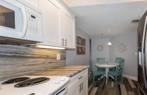 New Smyrna Beach Condominio | Newly Remodeled Ocean Front Condo New Smyrna Beach FL - No Drive Beach!!