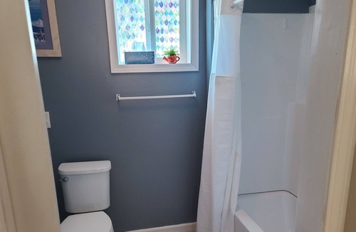 Perry Apartamento | Newly Remodeled 1 bedroom lower with full kitchen and bath
