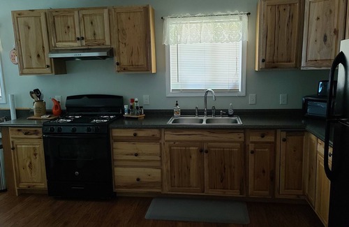 Perry Apartamento | Newly Remodeled 1 bedroom lower with full kitchen and bath