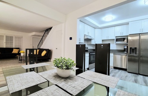 North of Wilshire Casa | Newly remodeled 2+2.5 Townhouse in Prime Santa Monica - assigned parking space