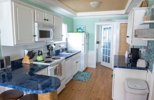 Clinton Cabaña | Cabaña recientemente remodelada de 2 dormitorios en la playa. (La cabaña de Kaitlyn)