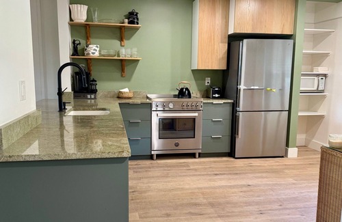 Mariner Sands Condominio | Newly remodeled 2-BR condo in peaceful Stuart - Pool, Fitness Center, WiFi, AC.