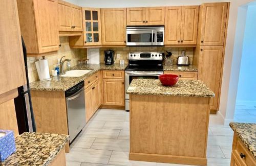 Central Naples Apartamento | Newly remodeled 2br, 2ba condo in Naples Bath and Tennis