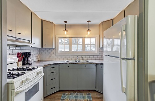 Lakeview Casa | Newly remodeled 3 bedroom, 1 bath Lake getaway home.