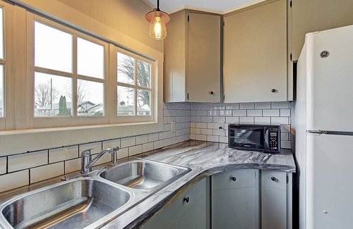 Lakeview Casa | Newly remodeled 3 bedroom, 1 bath Lake getaway home.