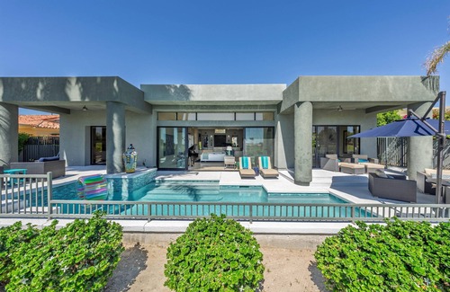 La Quinta Casa | Diseño moderno recientemente remodelado de 4,400 pies cuadrados con piscina y spa.