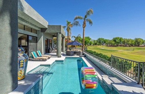 La Quinta Casa | Diseño moderno recientemente remodelado de 4,400 pies cuadrados con piscina y spa.