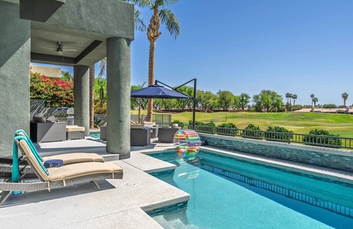 La Quinta Casa | Diseño moderno recientemente remodelado de 4,400 pies cuadrados con piscina y spa.