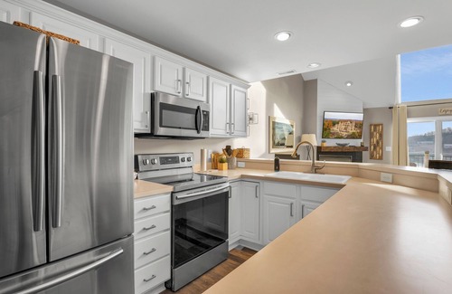Camdenton Condominio | Newly remodeled 4BDR/3BA modern condo with 12x28 BOAT SLIP