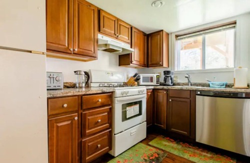 Tukwila Casa | Casa recién remodelada y amueblada con 100% de privacidad.
