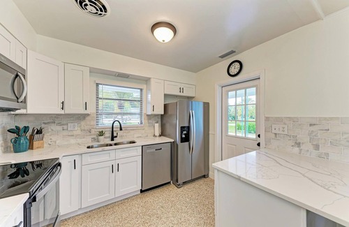 Laurel Casa | Newly Remodeled Beach Home, only1 mile to Nokomis Beach!