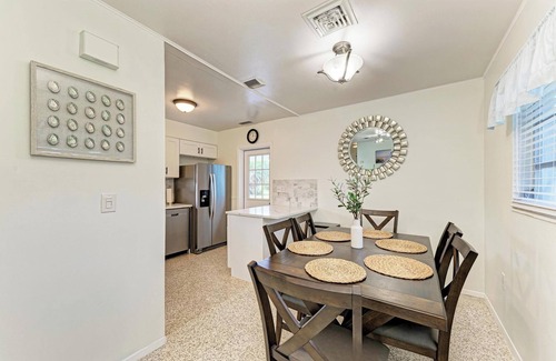 Laurel Casa | Newly Remodeled Beach Home, only1 mile to Nokomis Beach!