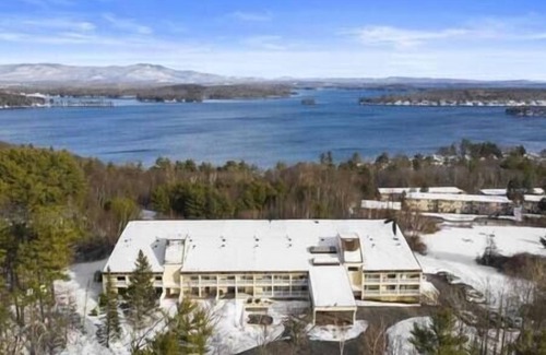 Weirs Beach Apartamento | Newly Remodeled Cedar Lodge Room w/ Lake Views!