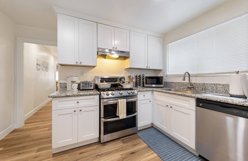 Placentia Casa | Newly Remodeled Chic 2BR Home -Wifi, Smart TV, Kitchen & Parking near Disneyland