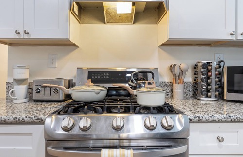 Placentia Casa | Newly Remodeled Chic 2BR Home -Wifi, Smart TV, Kitchen & Parking near Disneyland