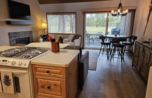 Overlook Park Condominio | Newly Remodeled Condo on Golf Course, A/C, Pet Friendly, SHARC passes, Bikes.