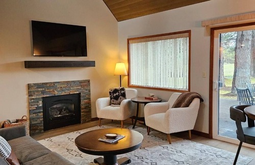 Overlook Park Condominio | Newly Remodeled Condo on Golf Course, A/C, Pet Friendly, SHARC passes, Bikes.