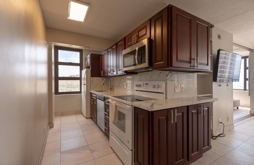 Waikiki Condominio | Newly Remodeled Corner Unit at the Waikiki Banyan with Diamond Head Views by Koko Resort Vacation Rentals