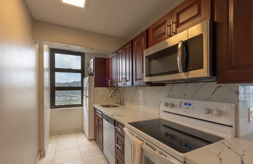 Waikiki Condominio | Newly Remodeled Corner Unit at the Waikiki Banyan with Diamond Head Views by Koko Resort Vacation Rentals