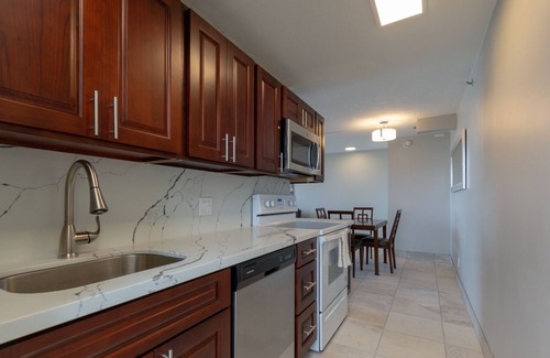 Waikiki Condominio | Newly Remodeled Corner Unit at the Waikiki Banyan with Diamond Head Views by Koko Resort Vacation Rentals