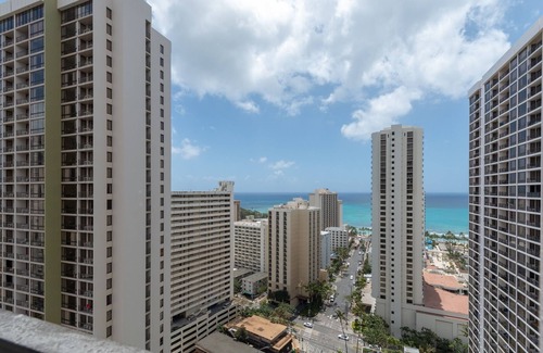 Waikiki Condominio | Newly Remodeled Corner Unit at the Waikiki Banyan with Diamond Head Views by Koko Resort Vacation Rentals