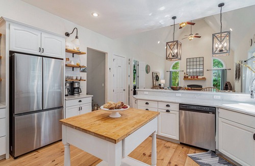 Sawyer Cabaña | Newly remodeled cottage with hot tub and three seasons room