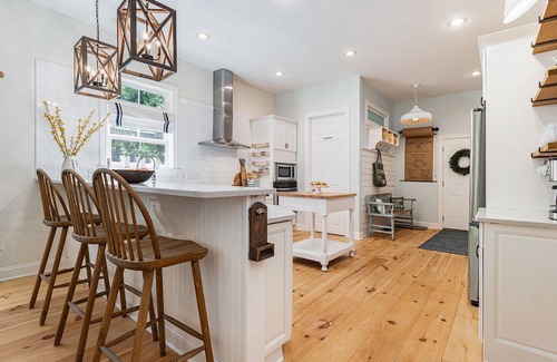 Sawyer Cabaña | Newly remodeled cottage with hot tub and three seasons room