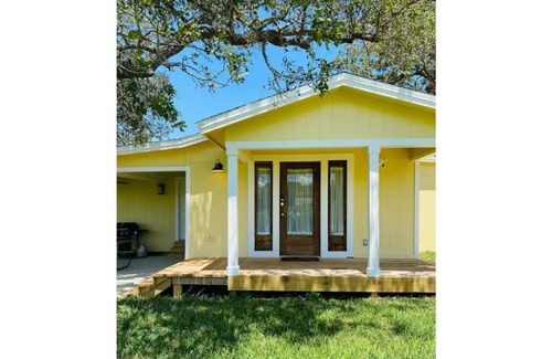 Red Rock Otro | Newly Remodeled Country Home Shaded by Giant Oaks
