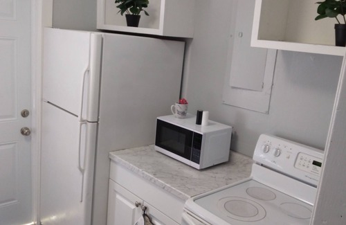 Cocoa Beach Cabaña | 💥Newly Remodeled, Cozy Cottage with FREE PARKING, and DIRECT BCH ACCESS!💥