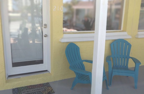 Cocoa Beach Cabaña | 💥Newly Remodeled, Cozy Cottage with FREE PARKING, and DIRECT BCH ACCESS!💥