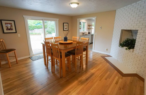Cal Young Casa | Newly remodeled cozy home with large yard. Close to U of O, Autzen, and Oakway.