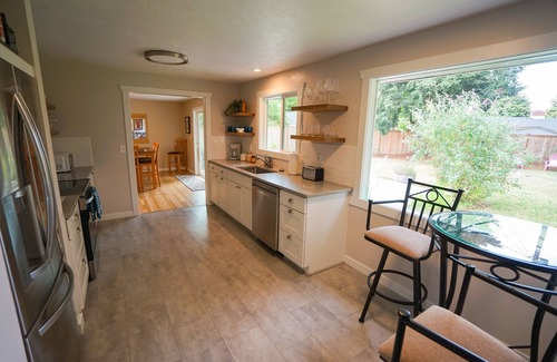 Cal Young Casa | Newly remodeled cozy home with large yard. Close to U of O, Autzen, and Oakway.