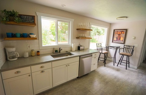 Cal Young Casa | Newly remodeled cozy home with large yard. Close to U of O, Autzen, and Oakway.