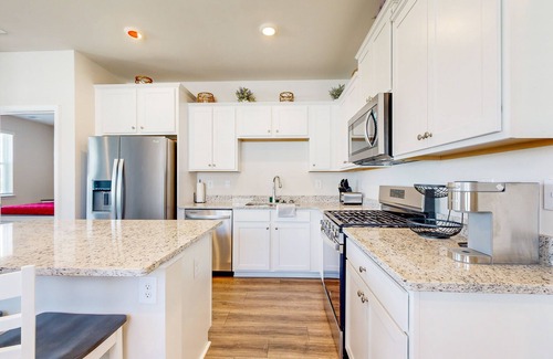 Millville Casa | Newly remodeled - dog friendly townhome with pools, tennis, washer/dryer & AC
