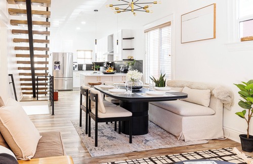 Highland Casa | Newly Remodeled Downtown Loft – Free Parking, Pet-Friendly, 5 Bds, Fully Stocked