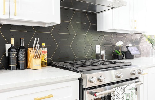 Highland Casa | Newly Remodeled Downtown Loft – Free Parking, Pet-Friendly, 5 Bds, Fully Stocked