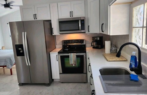 Childs Park Cabaña | Newly-remodeled Guesthouse for rent 10 mins to Central Ave and beaches