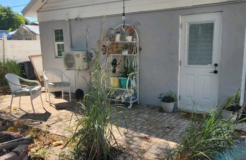 Childs Park Cabaña | Newly-remodeled Guesthouse for rent 10 mins to Central Ave and beaches